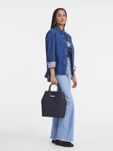Bolso tipo tote Longchamp modelo Le Roseau, color negro, con doble asa corta y cierre con broche metálico plateado.
