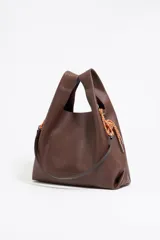 Bolso de mano mediano Bimba y Lola, color marrón, de estructura blanda con asa extraíble y logo metálico.