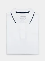 Remera tipo polo color beige, de corte clásico, con cuello y puños acanalados en contraste marrón oscuro.