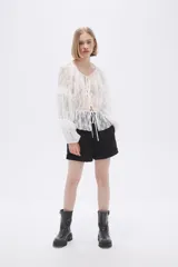 Short negro de vestir con pinzas, tiro alto y ruedo con dobladillo.