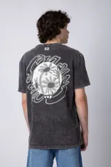 Remera gris con efecto gastado, corte semi-oversize y estampado pequeño en el pecho con un diseño de un girasol.