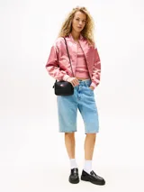 Bandolera negra de poliuretano con logo de Tommy Jeans en el frente.