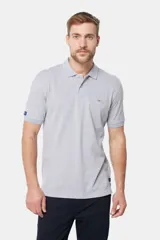 Remera polo color bordó de piqué liso, con cuello en rib y botones personalizados.