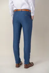 Pantalón de vestir de lino color beige, corte slim fit, con bolsillos laterales y traseros.