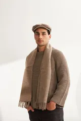 Bufanda unisex con flecos, confeccionada en lana fina sin teñir, con diseño pata de gallo en tonos beige y marrón.