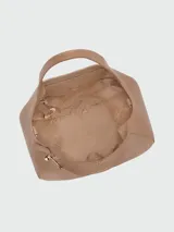 Bolso bandolera pequeño de cuero color crema, con correa ajustable y cierre superior.