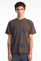 Remera unisex color marrón con cuello redondo y estampado azul con motivos de la naturaleza.