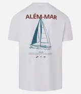 Remera blanca de algodón con corte comfort, cuello redondo y mangas cortas. Estampa pequeña de un velero y texto "Explore Além-Mar Desde 1976" en el pecho.