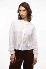 Camisa blanca de broderie de algodón, con cuello y mangas con volados.