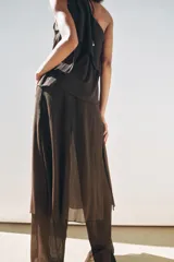 Top marrón oscuro con textura, escote asimétrico y tirante ancho ajustable con lazada en el mismo tejido.