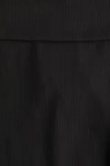 Top negro de punto acanalado de algodón, corte ajustado, con hombros descubiertos y escote ancho doblado.