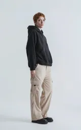Pantalón cargo de corderoy color beige, de corte recto y calce regular, con seis bolsillos.