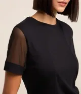 Blusa negra de viscosa con cuello redondo y mangas cortas de tul.