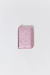 Billetera pequeña rectangular color rosa con acabado brillante y cierre de cremallera dorada.