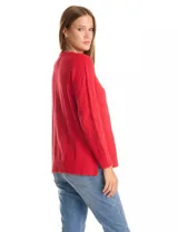 Buzo de tejido con textura de trenzas, color rojo, escote redondo y mangas largas.