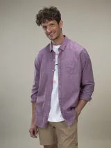 Camisa de manga larga color lila, con cuello clásico, bolsillo en el pecho y corte recto.