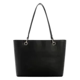 Cartera tipo tote bag Guess Noelle II, color negro, con textura saffiano o similar y herrajes dorados. Presenta el logo triangular de Guess en el frente y un llavero colgante con dos etiquetas rectangulares negras con el nombre de la marca.