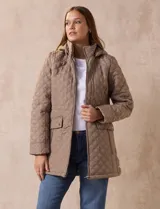 Campera capitoneada color beige, marca Weatherproof, con capucha desmontable, cierre central, bolsillos delanteros con cierre, tajo lateral con botones y forro interno a tono.