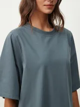 Vestido gris oscuro de corte recto, con cuello redondo y mangas cortas.