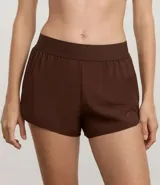 Short deportivo rosa claro, modelo runner, con cintura ancha elástica y bajo redondeado. Confeccionado en poliéster y elastano, con forro.