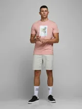 Short de jean gris con diseño clásico de cinco bolsillos y dobladillo en el ruedo.