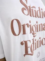 Camiseta blanca de manga corta y cuello redondo con estampado pequeño en el pecho.