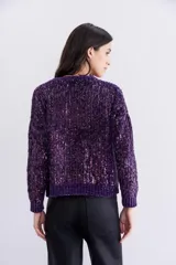 Sweater tejido en chenille suave color violeta, con calce relajado y lentejuelas aplicadas en toda la prenda. Terminaciones en punto rib.