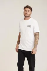 Remera de algodón color amarillo claro con estampado pequeño en el pecho.