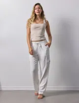 Pantalón cargo de lino color blanco, marca Marissa Olivia. Tiene pretina ancha elastizada con lazo de ajuste, bolsillos inclinados delanteros y bolsillos laterales con botón.