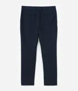 Pantalón de vestir slim fit color azul marino con estampado de cuadros escoceses en hilo teñido. Cuenta con cintura con trabillas, cierre con botón y cremallera, y bolsillos laterales y traseros.