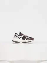 Zapatilla deportiva acordonada en mesh y cuero vacuno, con detalles en goma y forro de poliéster.