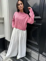 Sweater tejido de punto color rosa con diseño de ochos.