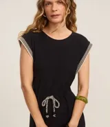 Mono largo de viscosa color negro, con cuello redondo, sisas anchas con detalle de punto y lazo en la cintura.