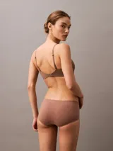 Boyshort color marrón, sin costuras, con cintura elástica con logo de Calvin Klein.