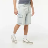 Bermudas de jean celeste con múltiples bolsillos cargo.