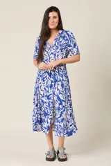 Vestido midi con estampado de hojas en verde y blanco, cuello camisero, botones frontales, manga corta y cinturón.