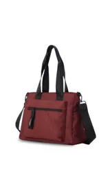 Bandolera morral color tostado con asas de mano y correa de hombro ajustables en color negro. Cuenta con un compartimento principal con cierre, un bolsillo frontal con cierre y tirador con la marca "LINCOLN'S", un bolsillo trasero con cierre y bolsillos laterales abiertos.