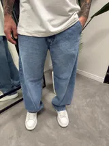 Pantalón de jean celeste claro, corte amplio tipo baggy.