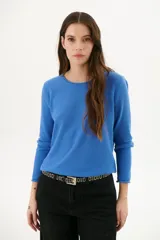 Sweater azul de tejido de punto con cuello redondo y mangas largas.