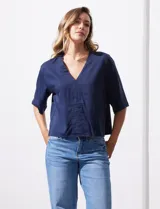 Blusa marrón de lyocell con escote en V y mangas cortas.
