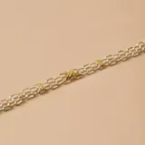 Pulsera de diseño elegante en plata y detalles en oro, con un ancho de 8mm.