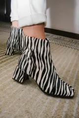 Botas cortas de cuero negro con cierre lateral y taco de madera.