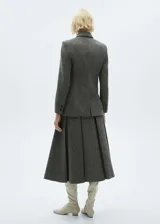Falda midi gris de tejido de lana con diseño de tablas y corte evasé.