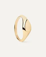 Anillo dorado con superficie plana en forma de pera.
