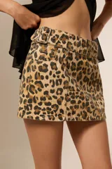 Minifalda de algodón con estampado animal print y cinturón con hebilla metálica.