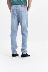 Jean celeste de corte slim, tiro medio y con presillas para cinturón.