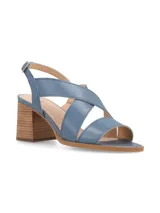 Sandalia de cuero color beige y blanco, con taco de madera y hebilla metálica.