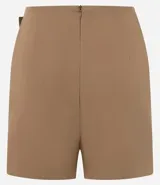 Short pollera de estilo sastre, color camel/marrón claro, con diseño de traspaso frontal asegurado por una hebilla.