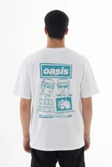 Remera blanca de algodón con estampado en el frente y espalda con imágenes de la banda Oasis y referencias a sus canciones y álbumes.