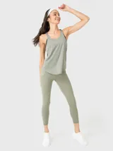 Musculosa deportiva negra de calce regular, cuello redondo y sisas amplias.